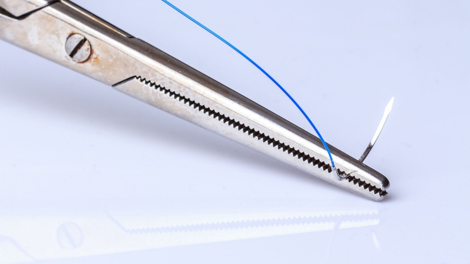 sutures universelles nouvelles